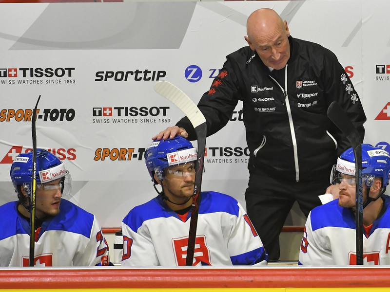 Na snímke tréner Craig Ramsay (Slovensko) na striedačke počas zápasu Švajčiarskeho pohára