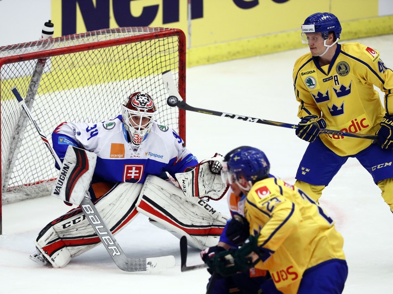 Carl Klingberg a prekonaný slovenský brankár Dávid Hrenák