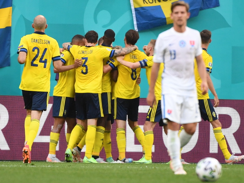 Švédski futbalista sa tešia z gólu 