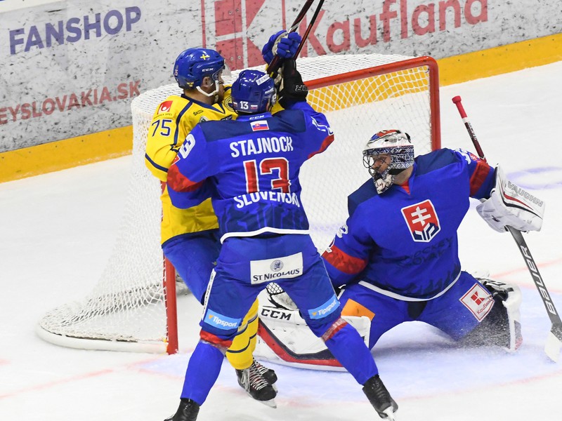 Lucas Elvenes, Martin Štajnoch a brankár Slovenska Július Hudáček