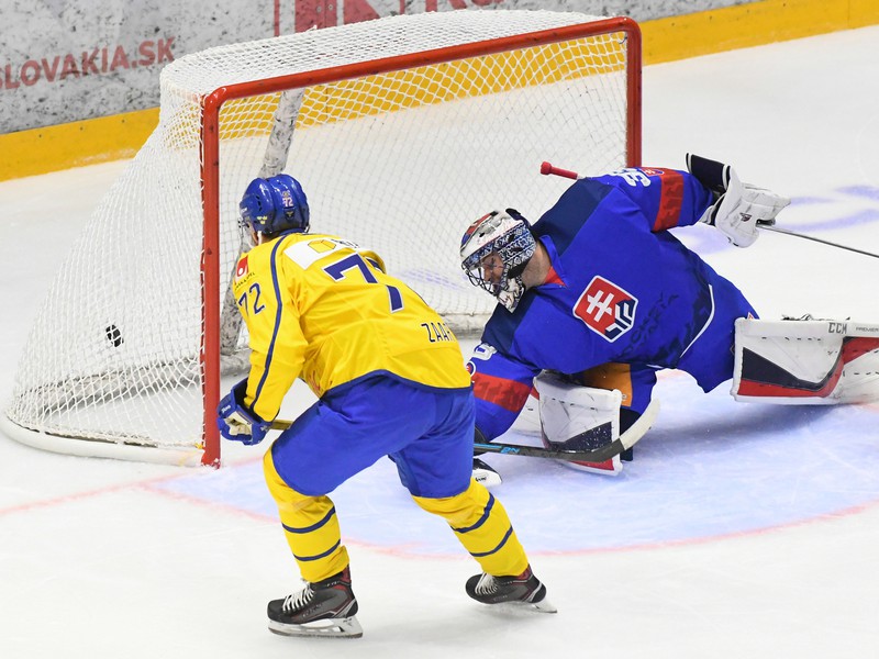 Daniel Zaar prekonáva brankára Slovenska Júliusa Hudáčka