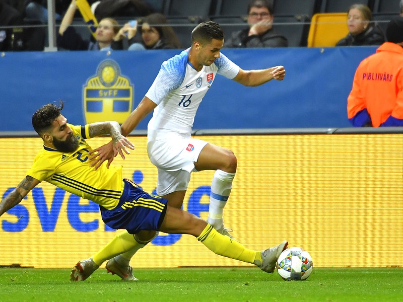 Dávid Hancko a Jimmy Durmaz v súboji o loptu