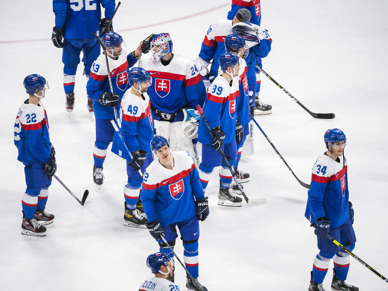 Smutní hokejisti Slovenska po prehre so Švédskom
