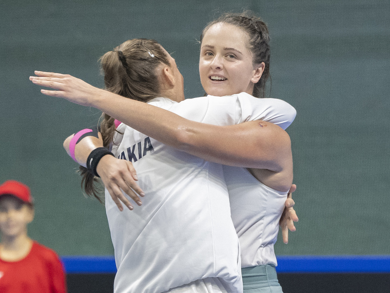 Na snímke sprava slovenská tenistka Viktória Hrunčáková oslavuje víťazstvo so spoluhráčkou Terezou Mihalíkovou 