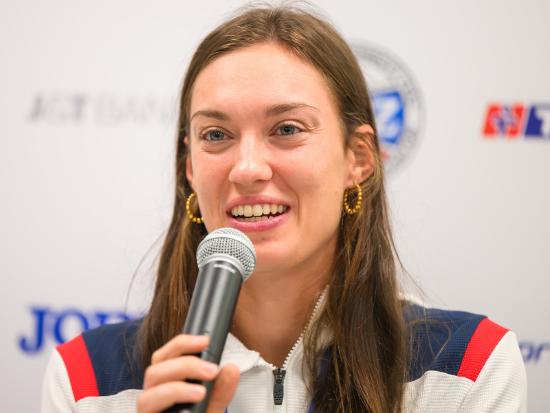 Tenistka Tereza Mihalíková sa usmieva počas tlačovej konferencie