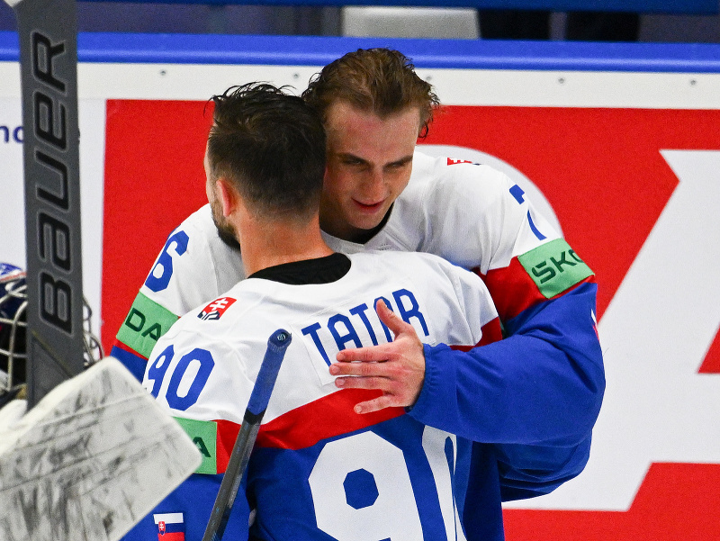 Tomáš Tatar a Martin Pospíšil v objatí po výhre nad Kazachstanom