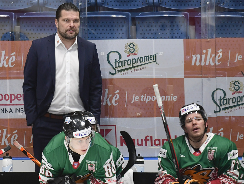 Tréner Michaloviec Tomek Valtonen a dole zľava Samuel Chalupa a Janne Keränen