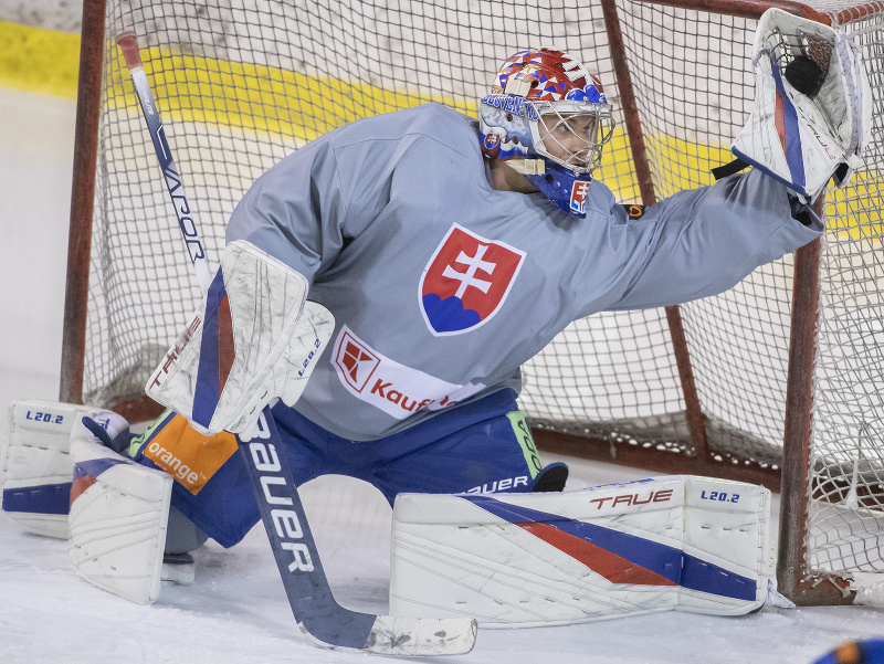 Brankár Samuel Hlavaj počas tréningu slovenskej hokejovej reprezentácie v Bratislave