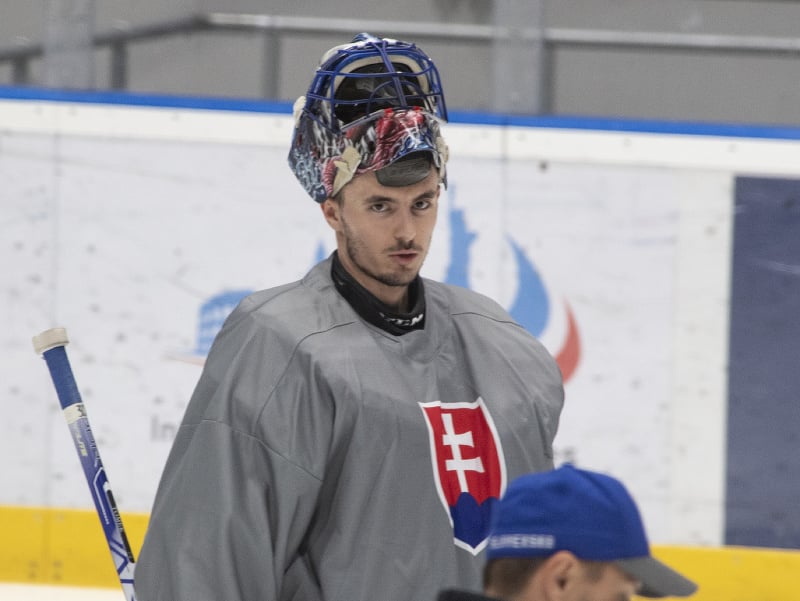 Brankár slovenskej hokejovej reprezentácie Matej Tomek počas tréningu pred Švajčiarskym pohárom