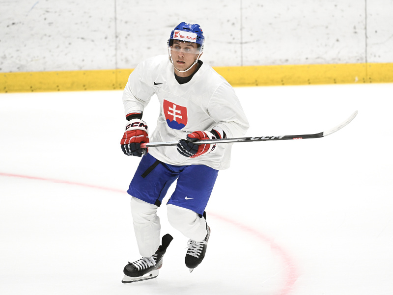 Obranca Martin Fehérváry počas tréningu slovenskej hokejovej reprezentácie pred začiatkom kvalifikácie na zimné olympijské hry v Taliansku v roku 2026.