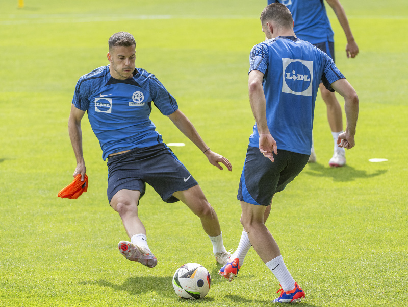 László Bénes a Matúš Bero počas oficiálneho tréningu slovenskej futbalovej reprezentácie na EURO 2024