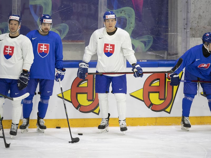 Slovenskí reprezentanti sprava Adam Sýkora, Martin Fehérváry, Daniel Gachulinec a Mislav Rosandič počas tréningu