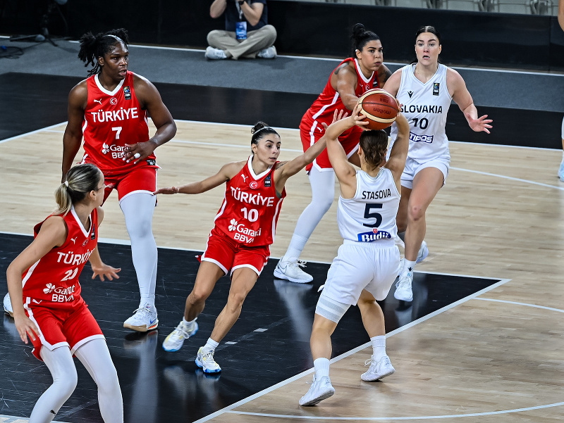 Na snímke uprostred zľava Alperi Onarová (Turecko), Radka Stašová (Slovensko)