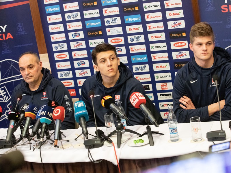Hlavný tréner tímu Ernest Bokroš, kapitán Martin Fehérváry a obranca Marek Korenčík počas tlačovej konferencie