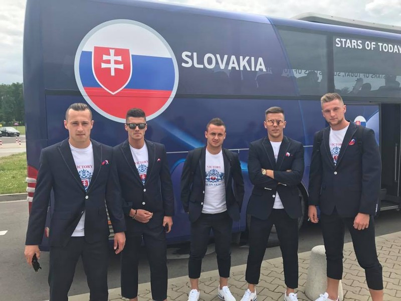 Slovenských reprezentantov čakal v Poľsku tímový autobus s chybným znakom Slovenskej Republiky