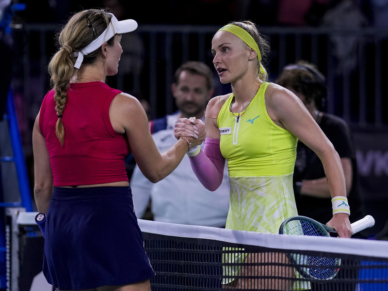 Danielle Collinsová z USA a Rebecca Šramková po súboji jednotiek