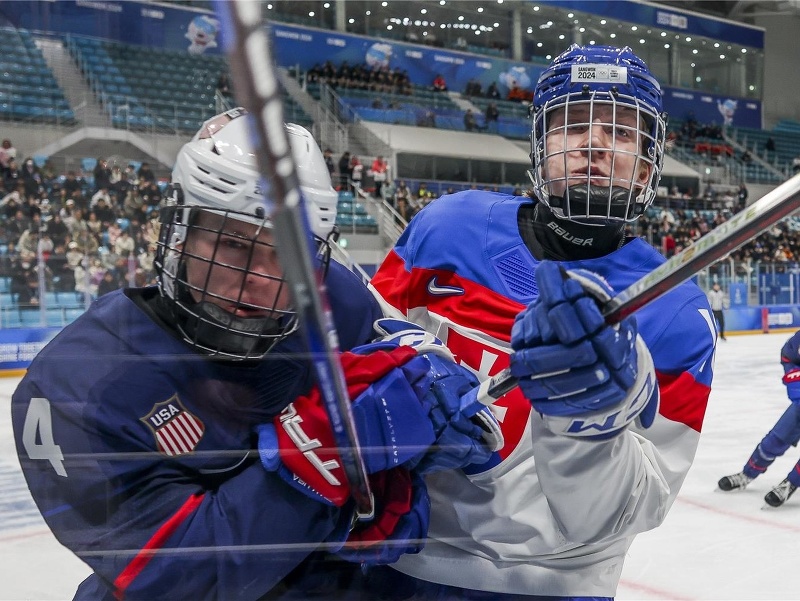 Momentka zo zápasu Slovensko - USA na Olympijských hrách mládeže 2024 