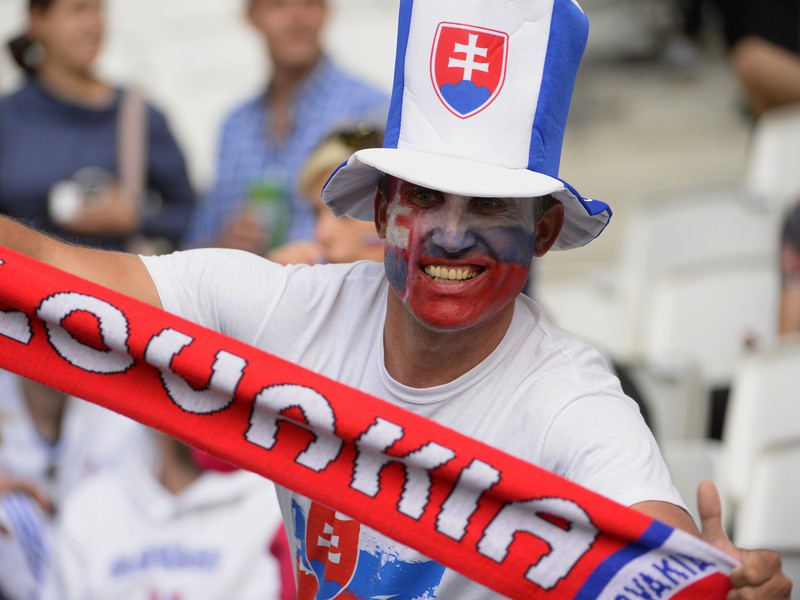 Slovenskí fanúšikovia pred premiérovým zápasom na EURO
