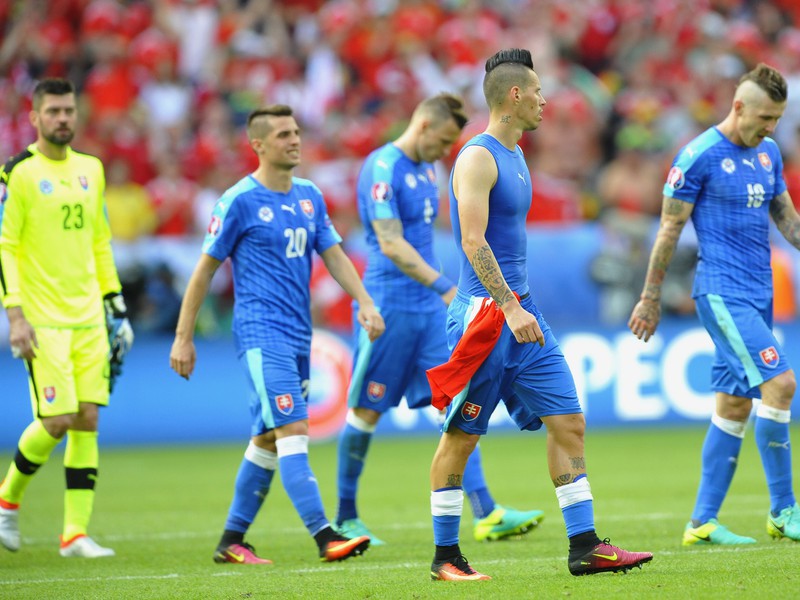 Sklamaní hráči Slovenska po zápase s Walesom