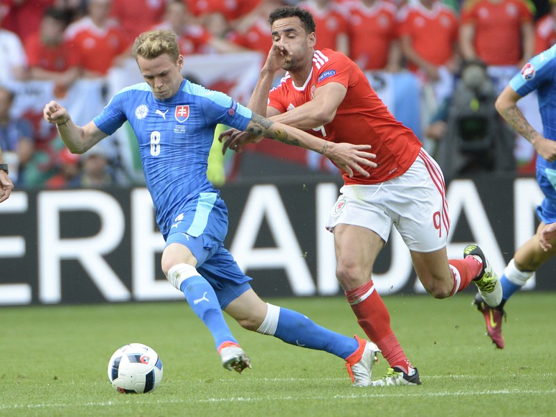 Ondrej Duda bojuje o loptu s Halom Robson-Kanu
