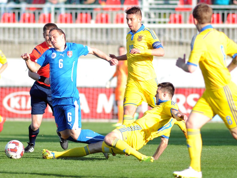 Stanislav Lobotka zo Slovenska (vľavo) počas medzištátneho prípravného zápasu hráčov do 21 rokov medzi Slovensko - Ukrajina.