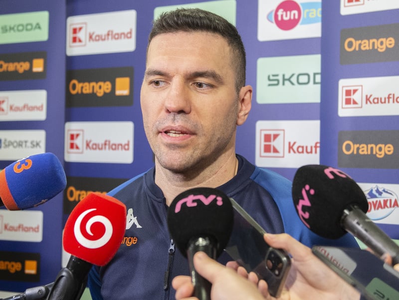 Asistent trénera slovenskej hokejovej reprezentácie Peter Frühauf odpovedá na otázky novinárov počas príchodu na zraz slovenskej hokejovej reprezentácie v Bratislave