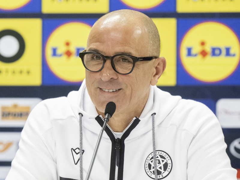 Tréner slovenskej futbalovej reprezentácie Francesco Calzona počas tlačovej konferencie 