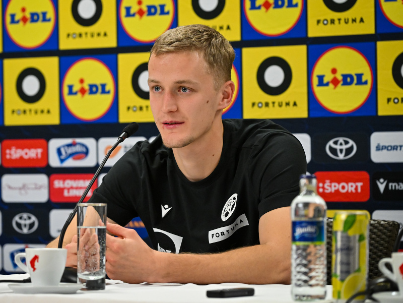 Útočník Tomáš Bobček počas tlačovej konferencie slovenskej futbalovej reprezentácie na zraze v Senci