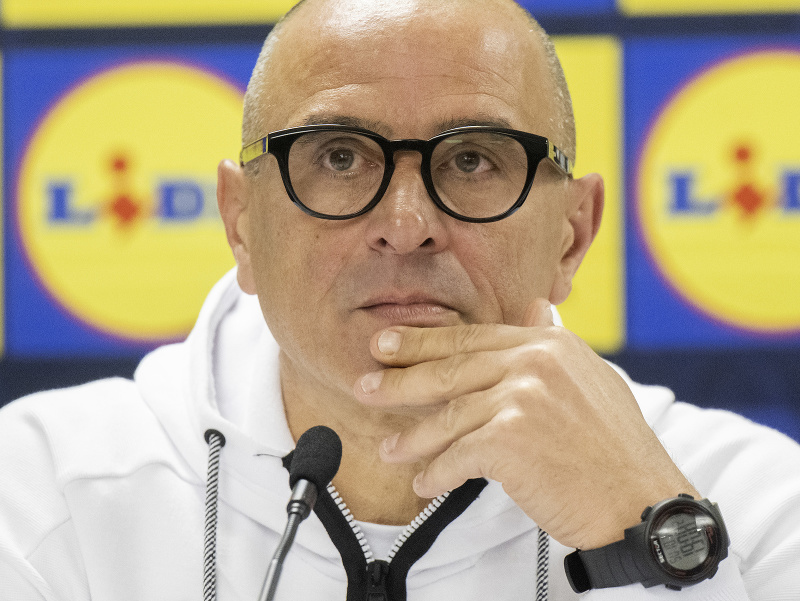 Tréner slovenskej futbalovej reprezentácie Francesco Calzona počas tlačovej konferencie 