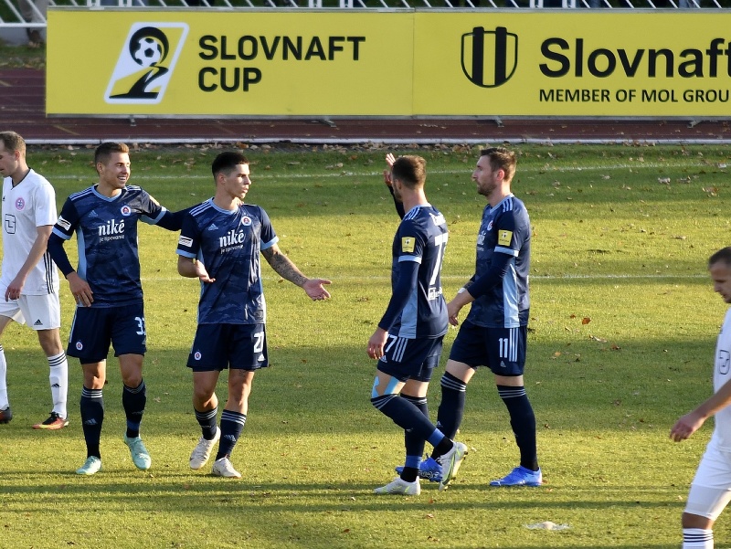 Hráči ŠK Slovan Bratislava oslavujú posledný piaty gól