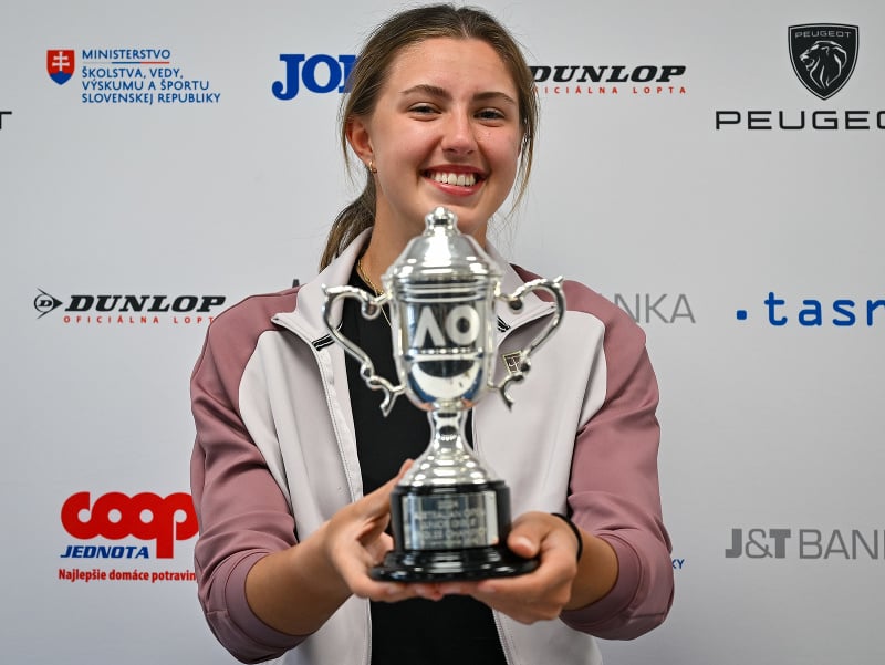 Na snímke tenistka Renáta Jamrichová s víťaznou trofejou počas tlačovej konferencie Slovenského tenisového zväzu