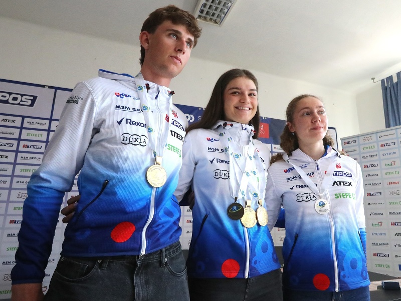 Na snímke zľava majster sveta z Arberu Markus Sklenárik, dvojnásobná majsterka sveta z Arberu Michaela Straková a vicemajsterka Európy z Imatry a 6. na MS Tamara Molentová počas tlačovej konferencie Slovenského zväzu biatlonu (SBZ) po skončení najúspešnej