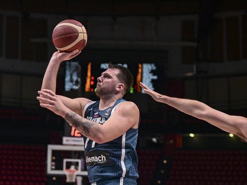 Luka Dončič pri pokuse o strelu