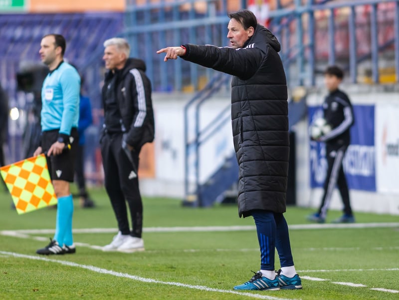 Na snímke v popredí hlavný tréner MFK Dukla Banská Bystrica František Straka