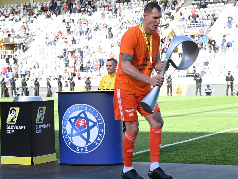 Ján Maslo s trofejou pre víťaza Slovnaft Cupu