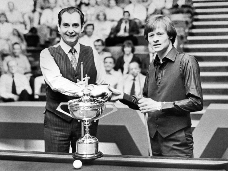 Šesťnásobný šampión Ray Reardon (vľavo) a Alex Higgins