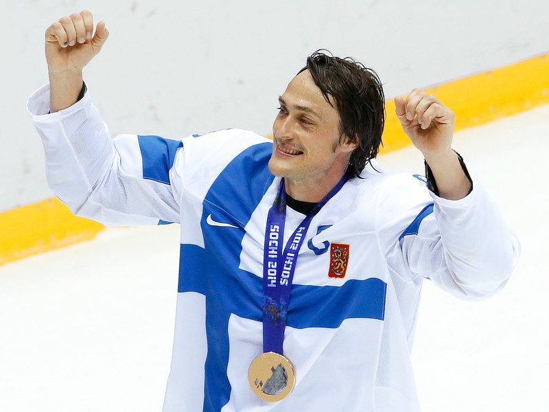 Šťastná fínska legenda Teemu Selänne oslavuje zisk bronzovej medaily
