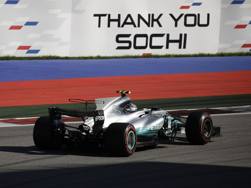Valtteri Bottas v Soči oslavuje premiérové víťazstvo