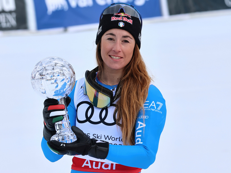 Talianka Sofia Goggiová drží malý krištáľový glóbus za super-G 