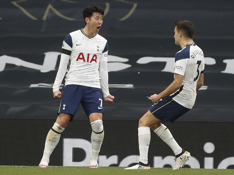 Kórejský futbalista Son Heung-min z Tottenhamu Hotspur sa teší z gólu