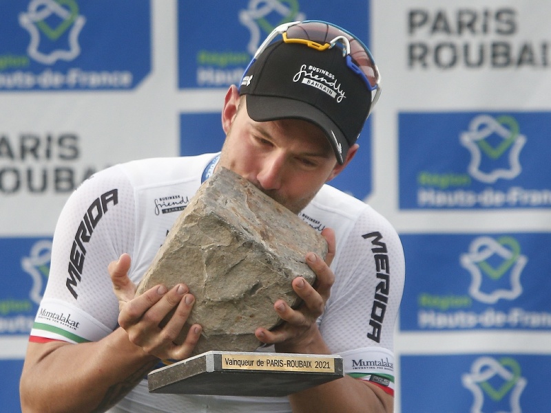 Taliansky cyklista Sonny Colbrelli bozkáva trofej po jeho víťazstve pretekov 118. ročníka monumentu Paríž - Roubaix