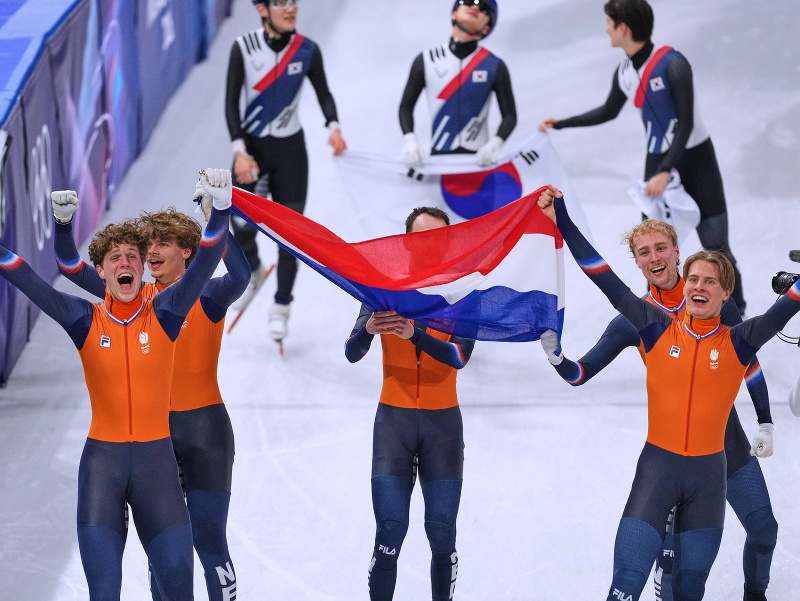 Holandský tím šortrekárov oslavuje v cieli po ich víťazstve v štafete na 5000 m trati v šortreku počas zimných olympijských hier Miláno - Cortina 2026 v Miláne 20. februára 2026