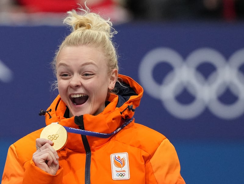 Holandská šortrekárka Xandra Velzeboerová sa raduje po víťazstve v pondelkových pretekoch na 1000 m na zimných olympijských hrách v Miláne v