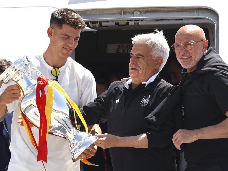 Kapitán Álvaro Morata, šéf španielskeho futbalu Pedro Rocha a tréner národného tímu Luis de la Fuente po prílete s titulom EURO 2024