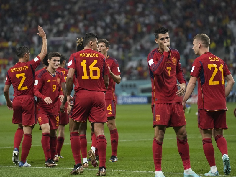 Španielski futbalisti oslavujú gól Álvara Moratu