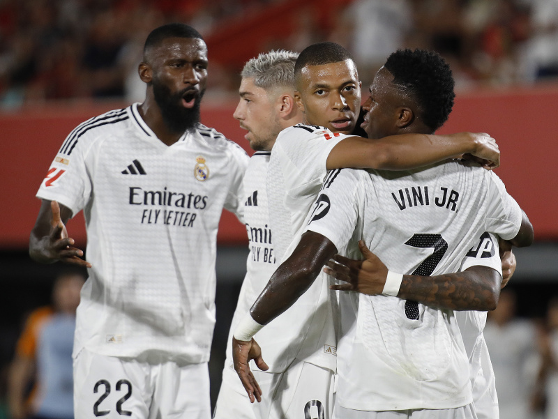 Vinícius Jr. a Kylian Mbappé sa radujú z gólu, v pozadí Antonio Rüdiger a Federico Valverde
