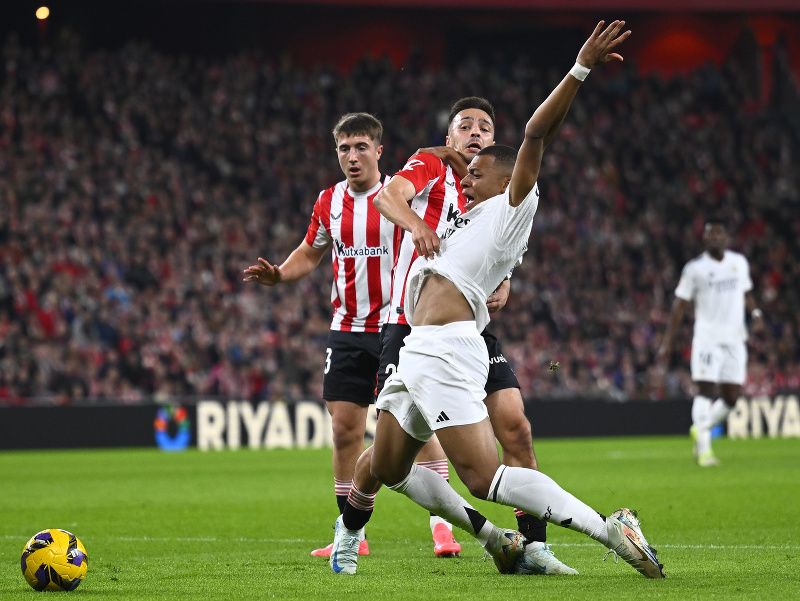 Andoni Gorosabel (vľavo) z Atletica Bilbao a Kylian Mbappé z Realu Madrid
