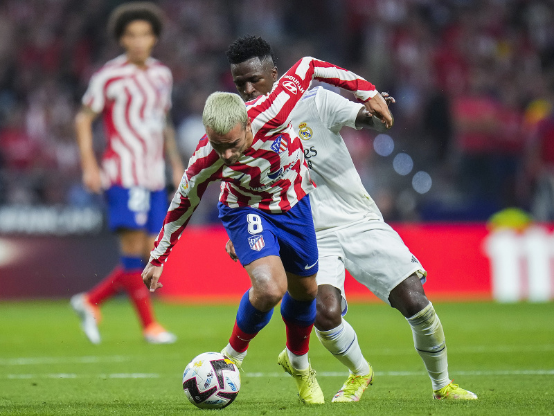 Antoine Griezmann a Vinícius Júnior v súboji loptu