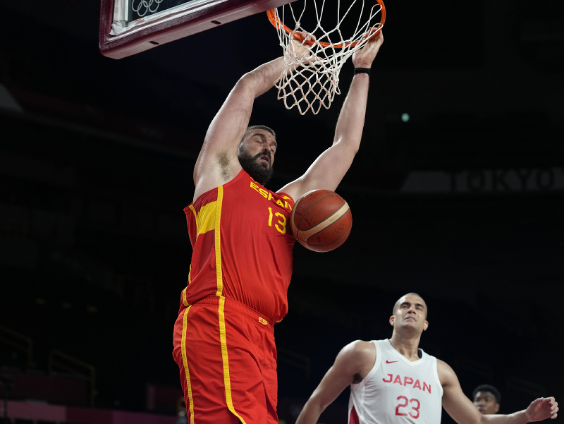 Španielsky basketbalista Marc Gasol smečuje v zápase C-skupiny Japonsko - Španielsko na OH 2020