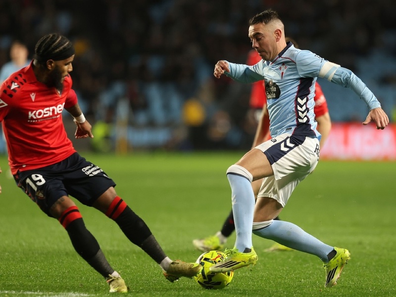Iago Aspas (vpravo) a Valentin Rosier v súboji o loptu